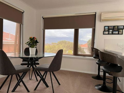 Modern Light Filled Home Near Beaches - Australia Accommodation 3