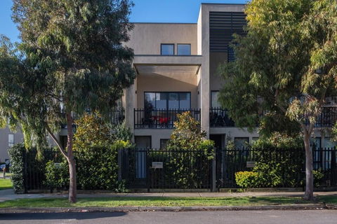 Modern Living 2br Townhouse In Maidstoneoffice - Australia Accommodation 1