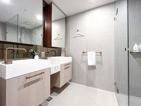 Modern Luxury 2B2B Sky Garden SmartTV - Australia Accommodation 1