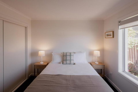 Modern Refurbished Unit In Charming Bellerive - Australia Accommodation 3