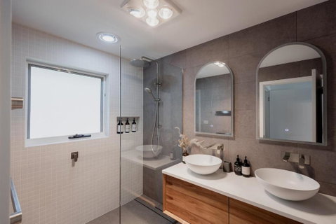 Modern Refurbished Unit In Charming Bellerive - Australia Accommodation 1