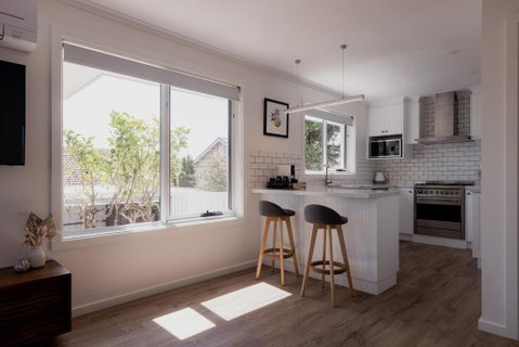 Modern Refurbished Unit In Charming Bellerive - Australia Accommodation 0
