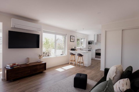 Modern Refurbished Unit In Charming Bellerive - Australia Accommodation 2