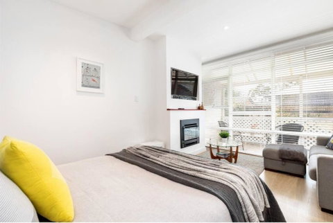 Modern Stylish Self-contained Studio Apartment - Australia Accommodation 2