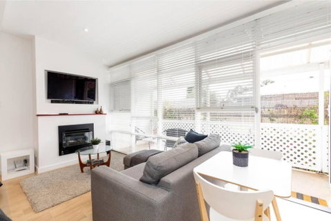 Modern Stylish Self-contained Studio Apartment - Australia Accommodation 1