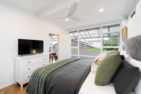 Modern Stylish Self-contained Apartment - Australia Accommodation 3