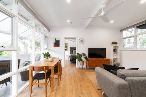 Modern Stylish Self-contained Apartment - Australia Accommodation 1