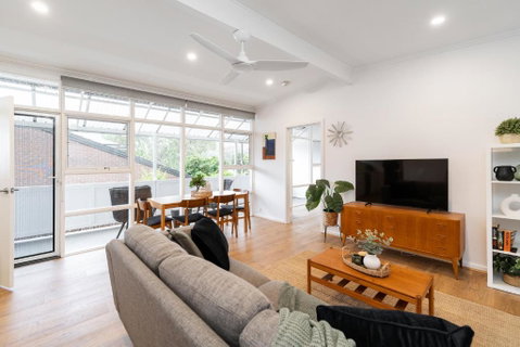 Modern Stylish Self-contained Apartment - Australia Accommodation 2
