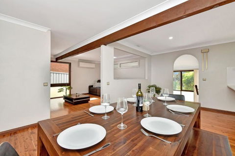 NEW PropertyBreezy Bayside Haven At Brightwaters - Australia Accommodation 1