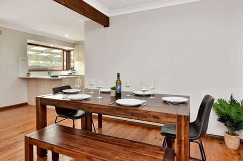 NEW PropertyBreezy Bayside Haven At Brightwaters - Australia Accommodation 3