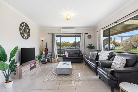 Morningside Farm House With Mountian Views... - Australia Accommodation 2