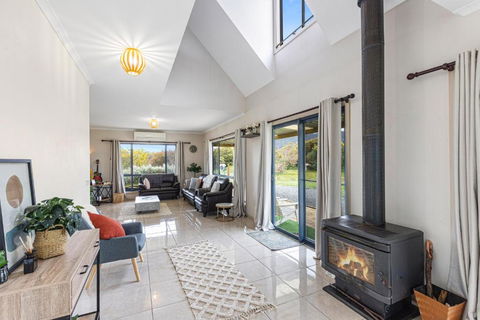 Morningside Farm House With Mountian Views... - Australia Accommodation 3