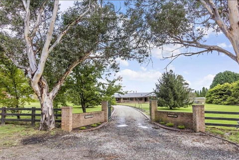 Mountain Culture Farm Stay - Pet Friendly - Australia Accommodation 1