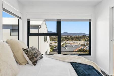 Mountain View Villa-close To Shops-10min To CBD - Australia Accommodation 2