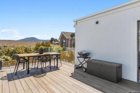 Mountain View Villa-close To Shops-10min To CBD - Australia Accommodation 0