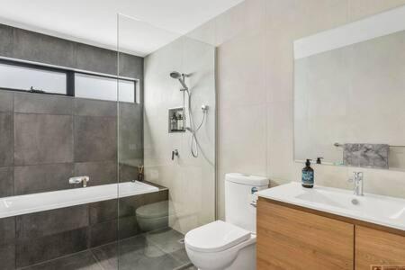 Mountain View Villa-close To Shops-10min To CBD - Australia Accommodation 1