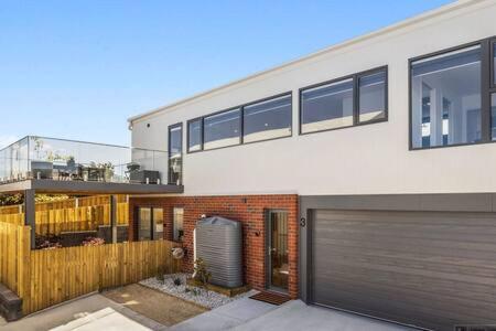 Mountain View Villa-close To Shops-10min To CBD - Australia Accommodation 3