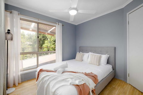 NEW 3BR Serene Creekside Retreat In Helensvale - Australia Accommodation 2