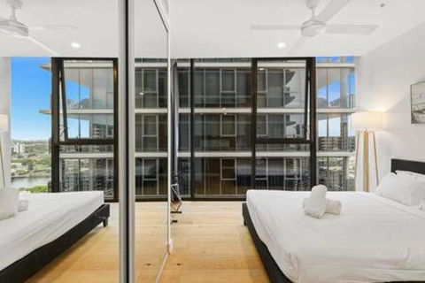 NEW Centrally Located High Level Studio Apartment - Australia Accommodation 1