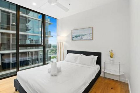 NEW Centrally Located High Level Studio Apartment - Australia Accommodation 3