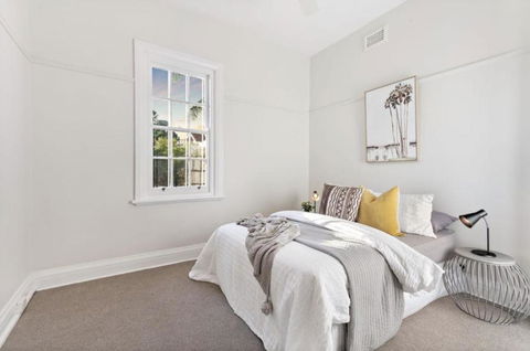 NEWLY RENOVATED LARGE 3.5 BDRM HOUSE! BEST OF MELB - Australia Accommodation 3