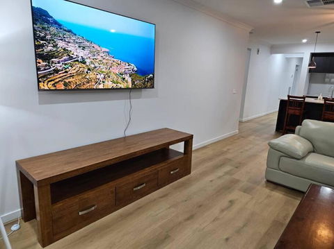 O Stylish 4 Room Oasis With 65 TV - Australia Accommodation 0