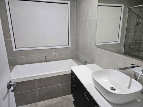 O Stylish 4 Room Oasis With 65 TV - Australia Accommodation 1