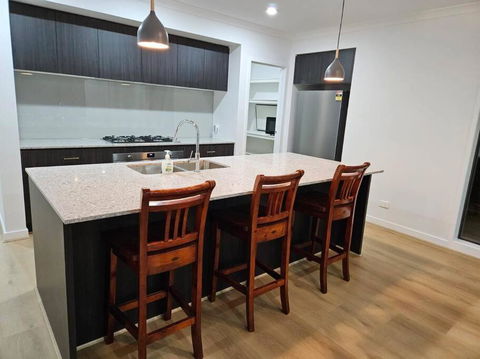 O Stylish 4 Room Oasis With 65 TV - Australia Accommodation 2