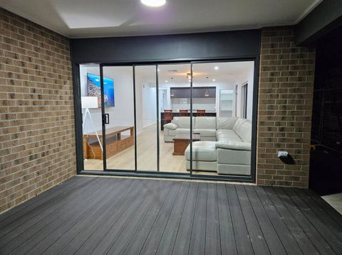 O Stylish 4 Room Oasis With 65 TV - Australia Accommodation 3