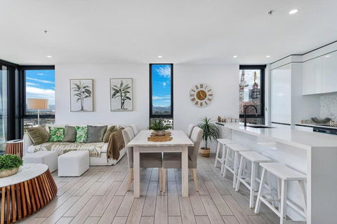 OPUS Apartment - Beach At Your Doorstep Short Walk To Light Rail - Australia Accommodation 3