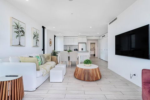 OPUS Apartment - Beach At Your Doorstep Short Walk To Light Rail - Australia Accommodation 2