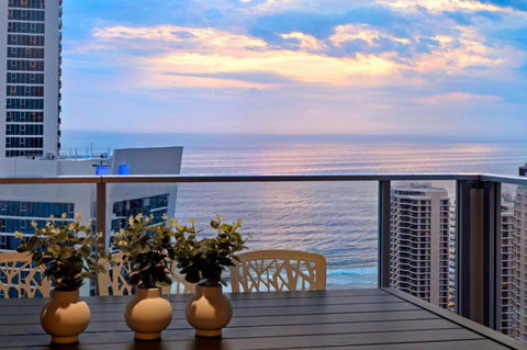 OCEAN VIEW APARTMENTS - Circle On Cavill - Self Contained & Privately Managed - Australia Accommodation 0