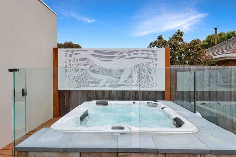 OG Spa Retreat- 3 Bedroom, Spa, Central, Aircon - Australia Accommodation 0