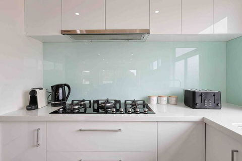 OG Spa Retreat- 3 Bedroom, Spa, Central, Aircon - Australia Accommodation 2