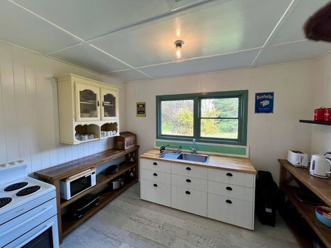 Old Oak Tree Cottage - Australia Accommodation 3