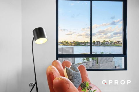 Opulent Waterfront Home - Australia Accommodation 2