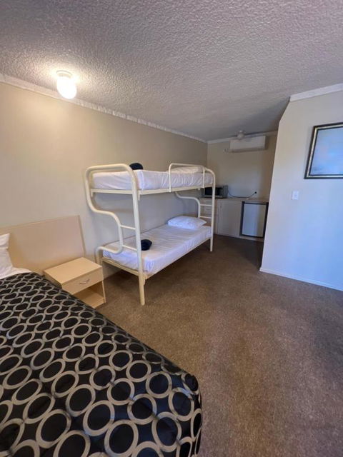 OVERLANDER MOTOR LODGE - Australia Accommodation 3