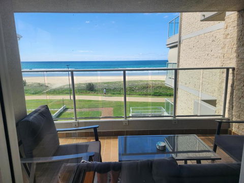 Pacific Surf Absolute Beachfront Apartments - Australia Accommodation 1