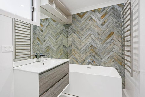 Panoramic Lakefront 6 BDRM Villa - Australia Accommodation 1