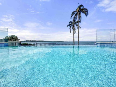 Panoramic Lakefront 6 BDRM Villa - Australia Accommodation 3