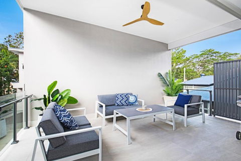 Park Avenue Terrace House Sleeps 9 - Australia Accommodation 3