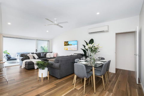 Park Avenue Terrace House Sleeps 9 - Australia Accommodation 2