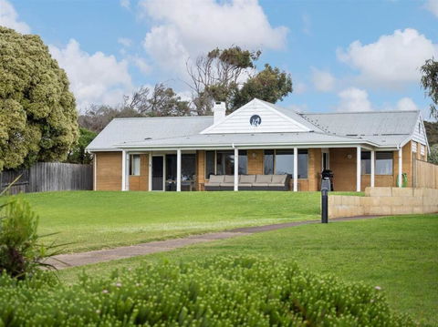 Pelicans View A Riverside Retreat - Australia Accommodation 0