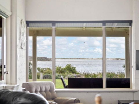 Pelicans View A Riverside Retreat - Australia Accommodation 3