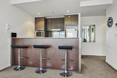 Portside Bliss Your Urban Escape In Melbourne - Australia Accommodation 3