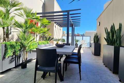 Penthouse With Private Terrace, Parking + 2 Pools - Australia Accommodation 1