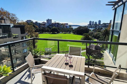 Penthouse With Private Terrace, Parking + 2 Pools - Australia Accommodation 2