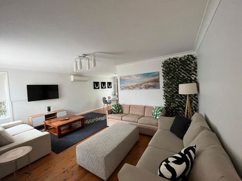 Perfectly Located House With A Big Backyard. - Australia Accommodation 1