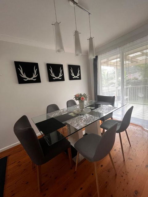 Perfectly Located House With A Big Backyard. - Australia Accommodation 3