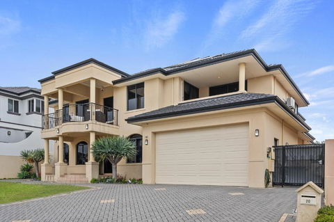 Perth 2-Story, Views, BBQ & More - Australia Accommodation 0